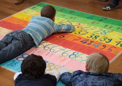 Gemeindeschulen -  drei liegende Buben