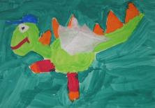 Der Drache Leandro von Kindern in Grüntönen gemalt