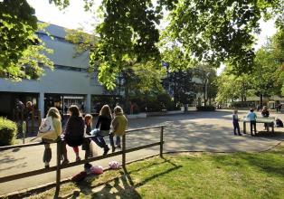 Kinder vor dem Schulhaus