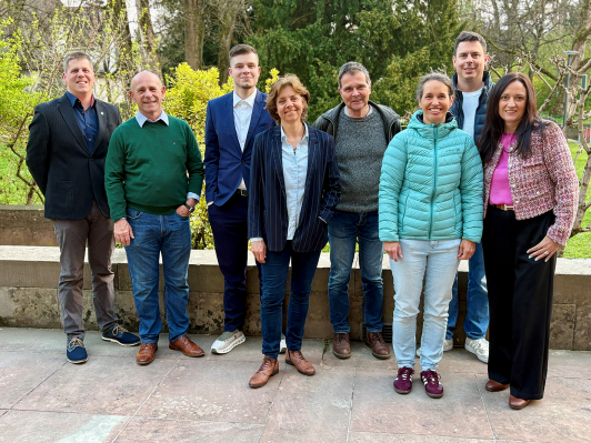 Die Mitglieder der Kommission "Lokale Agenda 2030" von links nach rechts: Remo Schweigler, Bernhard Regli, Marlon Schick, Christine Kaufmann, Thomas Mühlemann, Salome Leugger, Alain Jenny, Giuseppina Moresi Salvioli