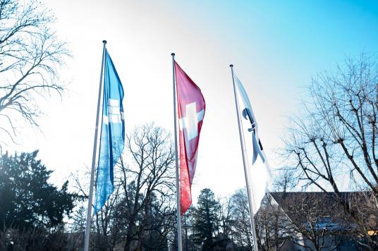 Flaggen vor dem Gemeindehaus