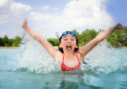 Mädchen plantscht im Wasser