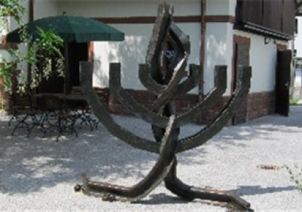 Menora vor der Gedenkstätte für Flüchtlinge